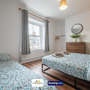 Stylish 2 Bedroom Townhouse By Stirkmartin Short Lets & Serviced With Free Parking & Sleeps5 Holiday home Cardiff
